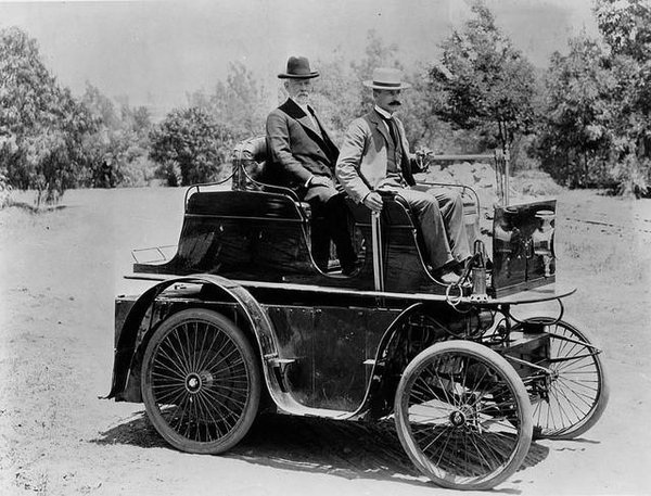 1897 First Auto in Los Angeles. Old Pics Archive.