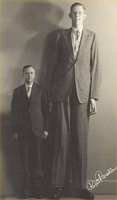 Robert-Wadlow-the-tallest-man-known-to-have-lived-2.72-metres-or-8-feet-11-inches-with-his-father-Harold-Wadlow-1.82-metres-or-6-feet-0-inches. Old Pics Archive.