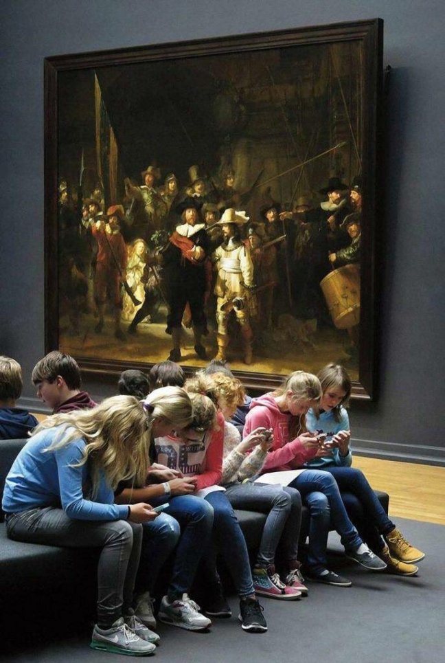 Adolescentes visitam o Rijksmuseum, principal museu Holandês, em 2017. Fotos de fatos.